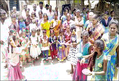 விக்கிரவாண்டி அருகே, கல்வி உபகரணங்களை சீர்வரிசையாக கொடுத்து அரசு பள்ளியில் சிறுவர்களை சேர்த்த கிராம மக்கள்