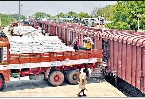 தூத்துக்குடியில் இருந்து பழனிக்கு சரக்கு ரெயிலில் வந்த 1,288 டன் உர மூட்டைகள்
