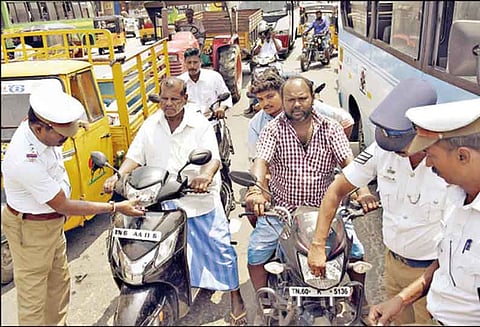 தேனியில் சாலை பாதுகாப்பு விழிப்புணர்வு பிரசாரம்