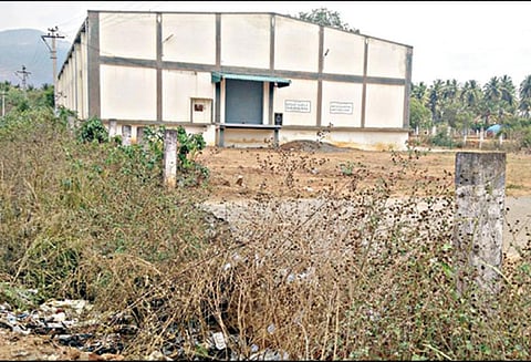 குளத்துப்பாளையத்தில் திறந்தவெளி ‘பாராக’ மாறிய சேமிப்பு கிடங்கு