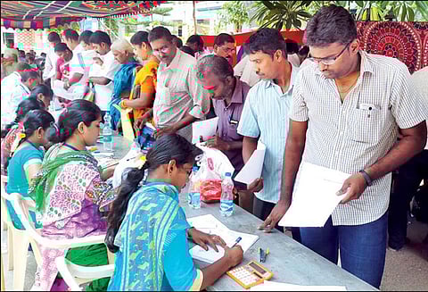 புறநகர் பகுதிகளில் ஆயிரக்கணக்கில் விண்ணப்பங்கள் குவிந்தன