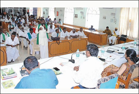 மத்திய அரசை வலியுறுத்தி தமிழக அரசு சார்பில் முழு அடைப்பு நடத்த வேண்டும்