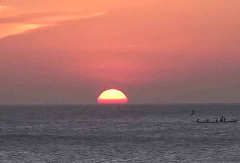 சித்ரா பவுர்ணமியையொட்டி ஒரே நேரத்தில் சூரியன் மறைவு, சந்திரன் உதயமாகும் அபூர்வ காட்சி: கன்னியாகுமரியில் நாளை காணலாம்