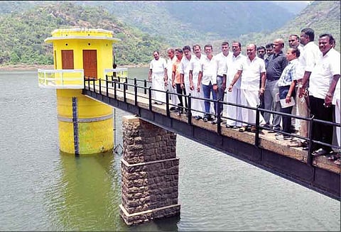 நாகர்கோவில் நகரின் குடிநீர் பிரச்சினைக்கு நிரந்தர தீர்வு காண அதிகாரிகள் குழுவுடன் விஜயகுமார் எம்.பி. முக்கடல் அணையில் ஆய்வு