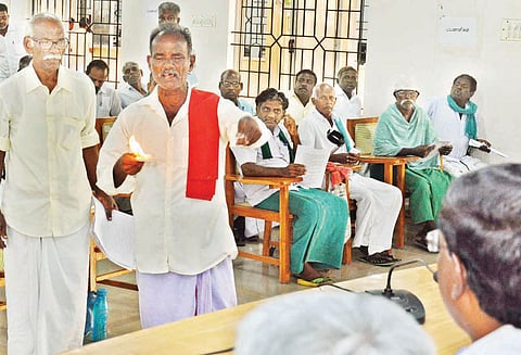 அதிகாரியை சத்தியம் செய்ய சொல்லி சூடம் ஏற்றி வந்த விவசாயி