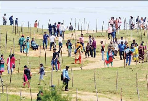 ஊட்டியில் கோடை சீசனை அனுபவிக்க சுற்றுலா பயணிகள் குவிந்தனர்