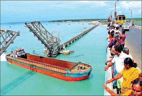 பாம்பனில் கடல் நீரோட்ட வேகத்தால் 8 நாட்களுக்கு பிறகு தூக்குப்பாலத்தை கடந்த மிதவை கப்பல்