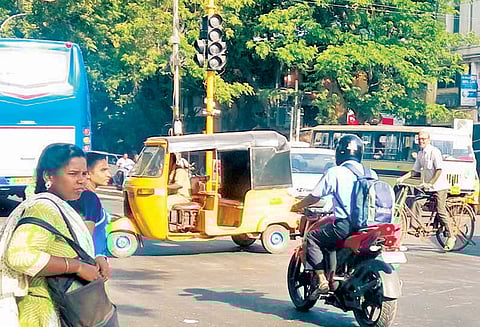 பயன்பாட்டுக்கு வராத தானியங்கி போக்குவரத்து சிக்னல்