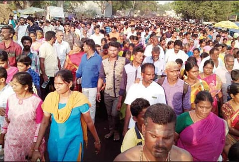 சித்ரா பவுர்ணமியை முன்னிட்டு லட்சக்கணக்கான பக்தர்கள் விடிய விடிய கிரிவலம்: திருவண்ணாமலையில் விழாக்கோலம்