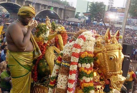 மதுரையில் பச்சைப் பட்டுடுத்தி தங்க குதிரை வாகனத்தில் வைகை ஆற்றில் இறங்கினார் கள்ளழகர்