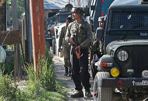 காஷ்மீர் என்கவுண்டரில் 2 பயங்கரவாதிகள் சாவு, இடையூறு ஏற்படுத்திய பொதுமக்கள் காயம்