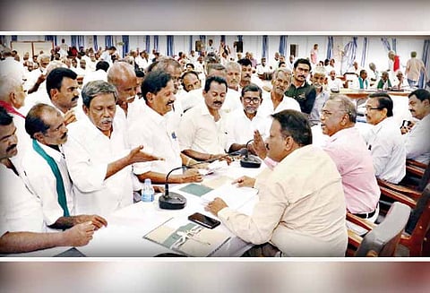 அதிகாரிகளை முற்றுகையிட்டு விவசாயிகள் வாக்குவாதம்