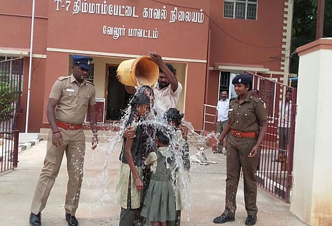 திம்மாம்பேட்டை போலீஸ் நிலையம் முன்பு 3 மகள்களுடன் தாய் தீக்குளிக்க முயற்சி