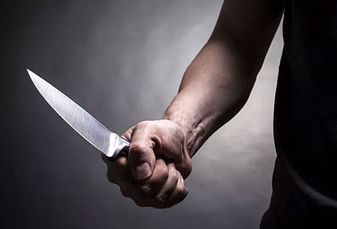 நாமக்கல்லில் எலக்ட்ரீசியனுக்கு கத்திக்குத்து சேலம் கோர்ட்டில் 2 பேர் சரண்