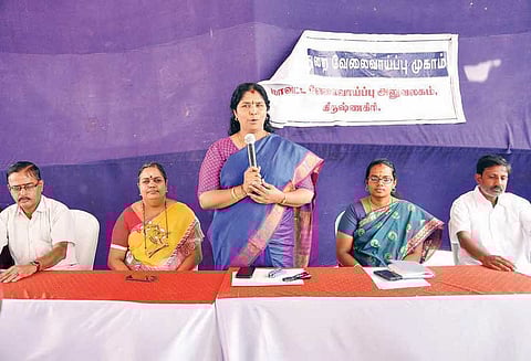 அரசு பணியில் சேர விரும்புபவர்கள் போட்டி தேர்வுகளில் கவனம் செலுத்திட வேண்டும்