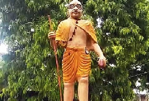 உத்தர பிரதேசத்தில் மகாத்மா காந்தி சிலைக்கு காவி வர்ணம் பூசப்பட்டதால் சர்ச்சை