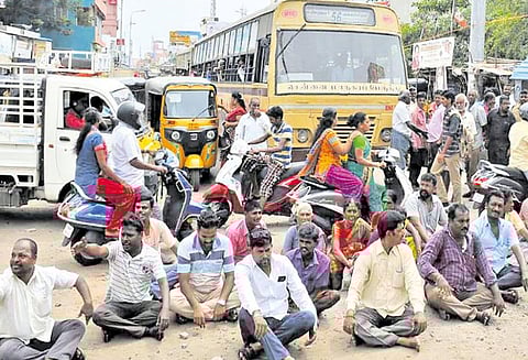 திருவொற்றியூரில் மெட்ரோ ரெயில் பணியால் குண்டும், குழியுமான சாலைகளை சீரமைக்க கோரிக்கை பொதுமக்கள் மறியல் போராட்டம்