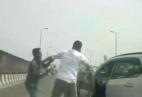 டெல்லியில் துப்பாக்கி முனையில் தொழில் அதிபரிடம் ரூ.70 லட்சம் கொள்ளை