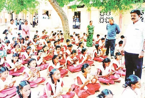 அரசு பள்ளிகளில் புத்தகம் வாசிப்பு மாதம் கடைபிடிப்பு மாணவ-மாணவிகள் கலந்து கொண்டனர்