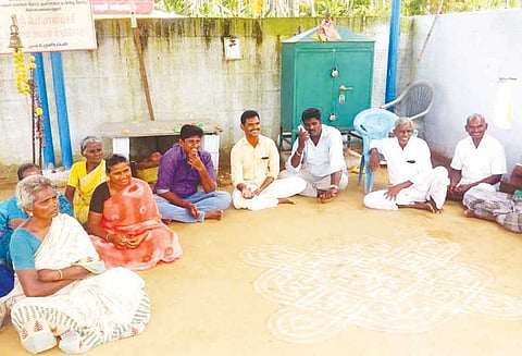 சேலம் அருகே 8 வழிச்சாலைக்கு எதிராக உண்ணாவிரதம் பெண்கள் உள்பட 15 பேர் கைது