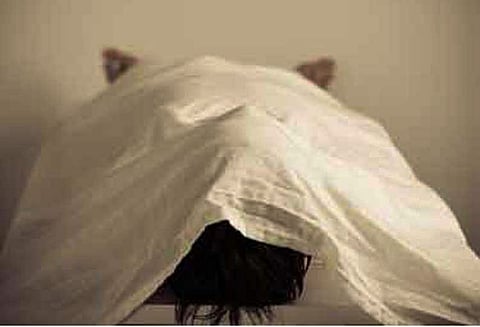 மதுரையில் இருந்து திருச்செந்தூர் சென்ற வேன் தலைகுப்புற கவிழ்ந்து மாணவி பலி