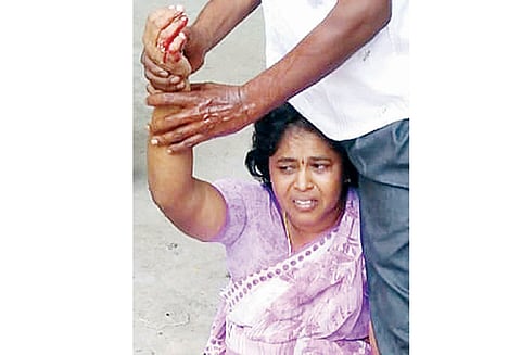 பெண்ணை கத்தியால் குத்திய தையல் தொழிலாளி கைது தந்தையுடனான தொடர்பை கைவிடாததால் ஆத்திரம்