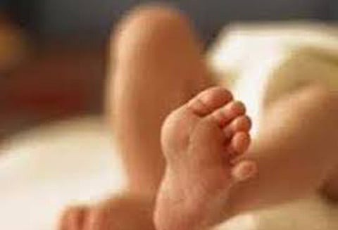 திருமணமான 35 நாட்களில் குழந்தை பெற்றெடுத்த பெண் அவமானம் தாங்க முடியாமல் தந்தை தற்கொலை