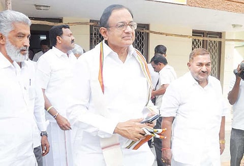 காங்கிரஸ் நிர்வாகிகள் கூட்டத்தில் காரசார மோதல் ப.சிதம்பரம் பாதியில் வெளியேறினார்