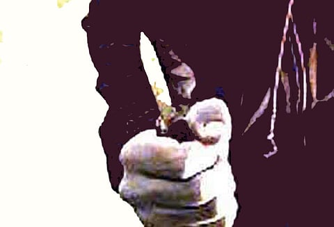 மனைவியை கத்தியால் குத்திய கணவர் கைது