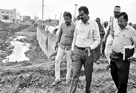 தாம்பரம் பகுதியில் ஆய்வு மழை தொடங்குவதற்கு முன்பு கால்வாய்களை தூர்வார கலெக்டர் உத்தரவு