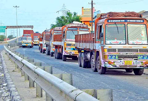 சாலையோரம் நிறுத்தப்படும் லாரிகளால் விபத்து ஏற்படும் அபாயம்