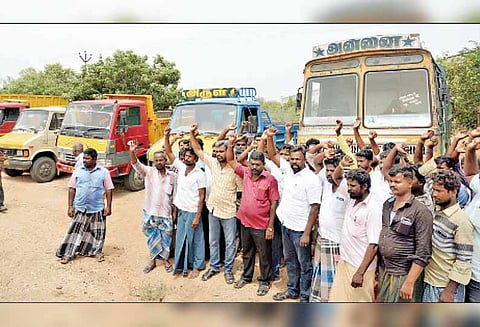 சாலையோரத்தில் லாரிகளை நிறுத்தி டிரைவர்கள் திடீர் போராட்டம்