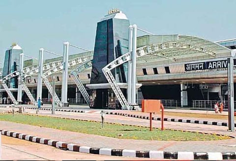 திருச்சி விமான நிலையத்தில் சுங்கத்துறை அதிகாரிகள் 3 பேர் கைது