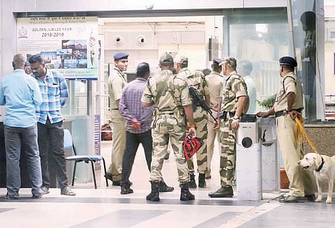 கைதான சுங்கத்துறை அதிகாரி உள்பட 6 பேர் பணியிடை நீக்கம்? மேலும் 29 பயணிகளிடம் சி.பி.ஐ. அதிகாரிகள் விசாரணை