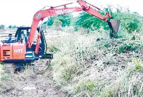 கீழ்வேளூரில் தேவநதி வாய்க்காலை சொந்த செலவில் தூர்வாரும் விவசாயிகள்