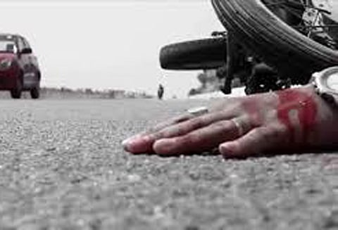 மோட்டார் சைக்கிளில் வேலை தேடி சென்னை வந்த என்ஜினீயர் விபத்தில் சிக்கி சாவு
