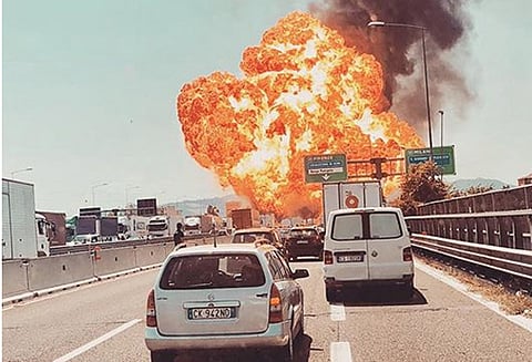 இத்தாலியில் விமான நிலையம் அருகே 2 லாரிகள் மோதல்: 2 பேர் பலி; 60 பேர் காயம்