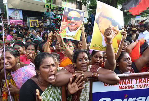 திமுக தலைவர் கருணாநிதி காலமானார், கண்ணீரில் தொண்டர்கள்