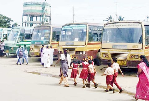 கேரளாவில் தொழிற்சங்கத்தினர் போராட்டம்: தமிழக பஸ்கள் களியக்காவிளையுடன் நிறுத்தம்