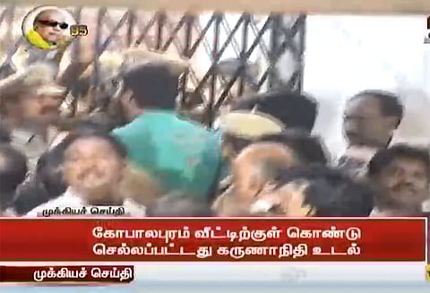 கோபாலபுரம் இல்லத்திற்கு கருணாநிதி உடல் கொண்டு வரப்பட்டது: உடலைக்கண்டு தொண்டர்கள் கண்ணீர்