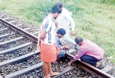 நாகர்கோவில் அருகே தண்டவாளத்தில் விரிசல்; 2 ரெயில்கள் தப்பின நாசவேலையா? போலீசார் விசாரணை