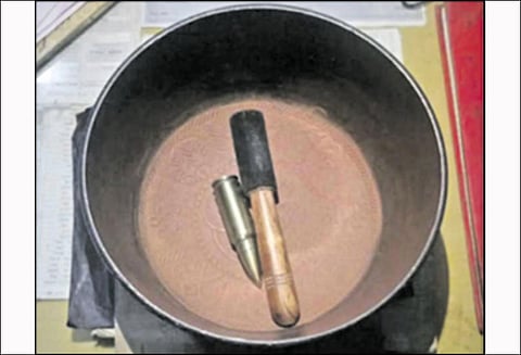 மின்சார ரெயிலில் துப்பாக்கி தோட்டா மீட்பு விராரில் பரபரப்பு