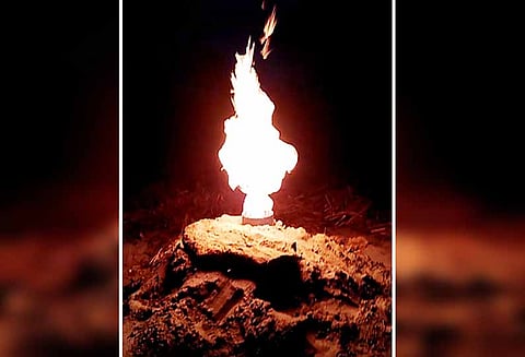 ஆழ்துளை கிணற்றில் இருந்து வெளியேறும் வாயு, தீப்பற்றி எரிந்தது