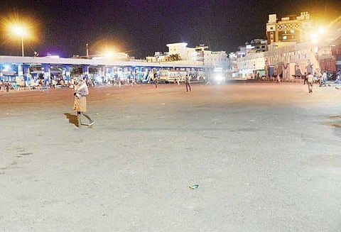 கருணாநிதி மறைவை தொடர்ந்து திருச்சியில் பஸ்கள் ஓடவில்லை- கடைகள் அடைக்கப்பட்டன