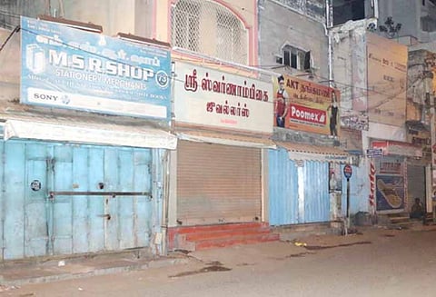 கருணாநிதி மரணம்: சேலத்தில் கடைகள் அடைப்பு-பஸ்கள் ஓடவில்லை