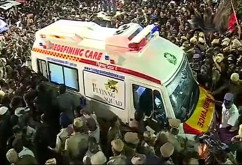 திமுக தலைவர் கருணாநிதியின் உடல் சிஐடி இல்லத்தில் இருந்து ராஜாஜி அரங்கத்திற்கு கொண்டு செல்லப்படுகிறது