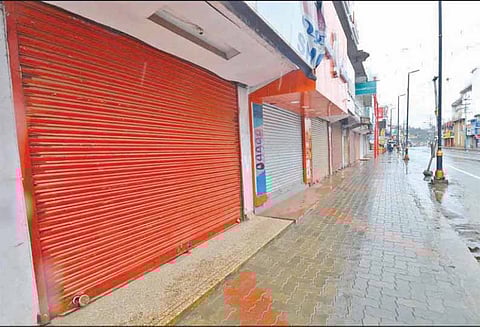 நீலகிரி மாவட்டத்தில் கடைகள் அடைப்பு பஸ்கள் ஓடாததால் பயணிகள் அவதி