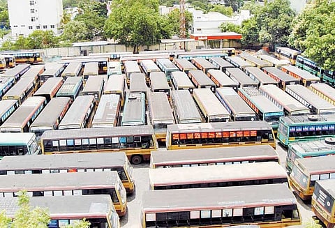 கருணாநிதி மறைவையொட்டி புதுக்கோட்டை மாவட்டத்தில் கடையடைப்பு-பஸ்கள் ஓடவில்லை