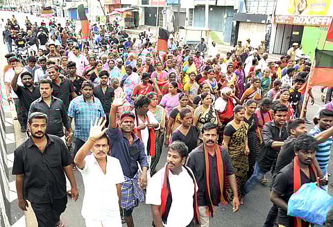 கருணாநிதி மறைவையொட்டி கரூர் மாவட்ட தி.மு.க. சார்பில் தொண்டர்கள் மவுன ஊர்வலம்