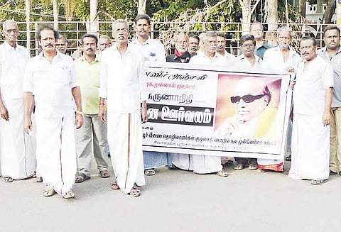 கருணாநிதி மறைவு: வீணை தொழிலாளர்கள் மவுன ஊர்வலம்